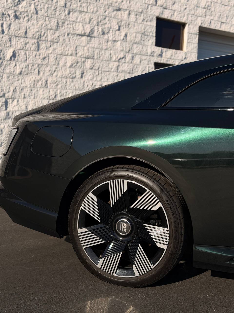 Rolls-Royce Spectre — Gloss Metallic Midnight Benzo Green, view 7